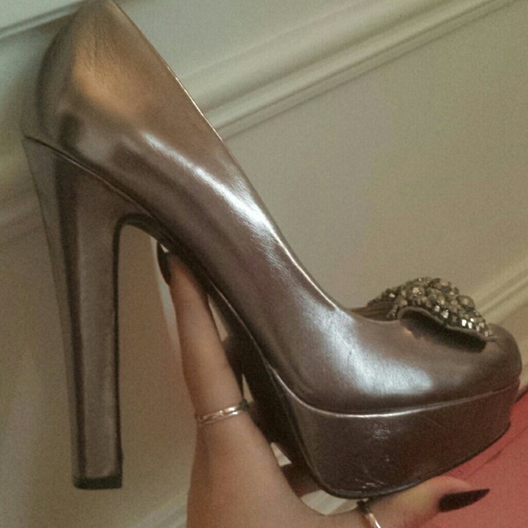 CUTE silvery heels with rhinestone bow