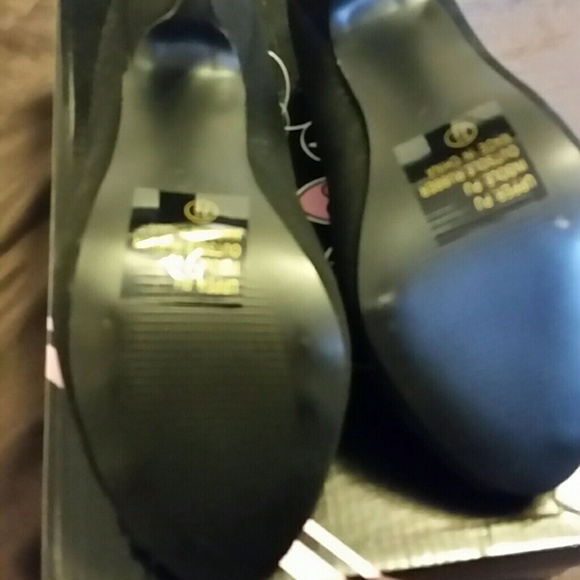 Shoes - Picture 3 of 4