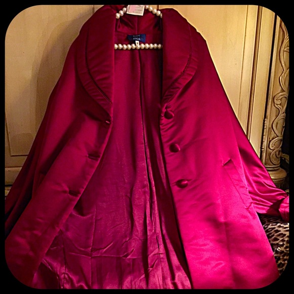 Amazing cranberry satin coat with unique design - Picture 4 of 4