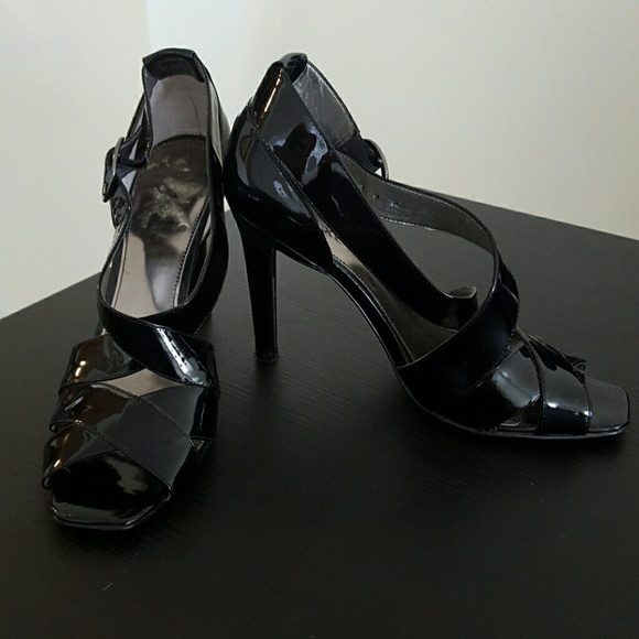 Black hight heel strap shoes