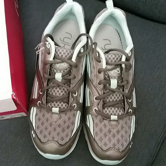 @DJHOLLIDAY  Shoes - *SALE! * fitness sneaker - NEW