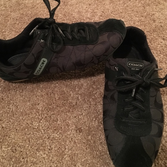 Tennis shoes