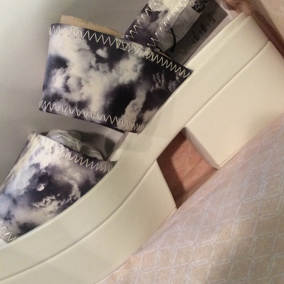 Urban Outfitters Vagabond Gray Platform Sandal - Picture 2 of 3