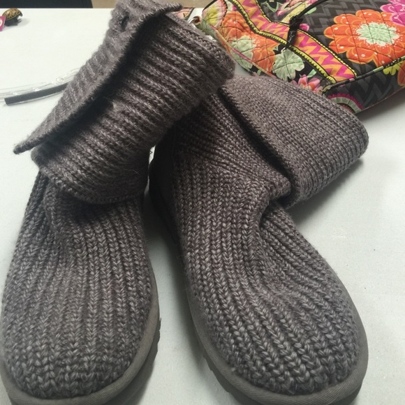 Bearly worn uggs! MAKE OFFERS PRICE IS NEGOTIABLE