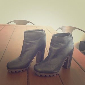 Sam Edelman extreme tread leather ankle bottle