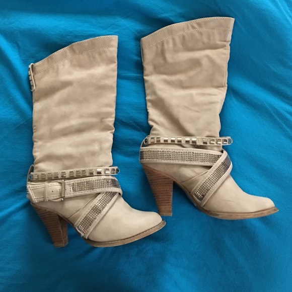 Buckle cream healed boot 7 1/2M