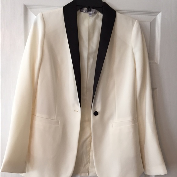 XS White Blazer. Jennifer Lopez.