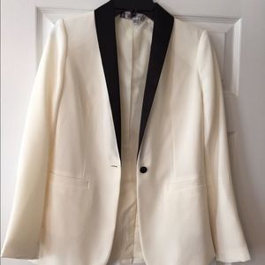 XS White Blazer. Jennifer Lopez.