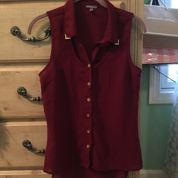 Maroon collar sleeveless shirt