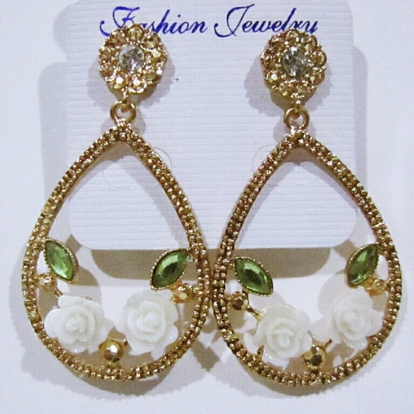 10 / $10 - White roses golden retro earrings