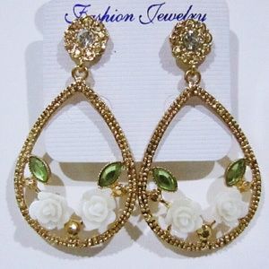 10 / $10 - White roses golden retro earrings