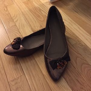 Brown shiny flats