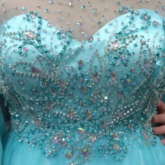 Formal dress - Picture 3 of 3