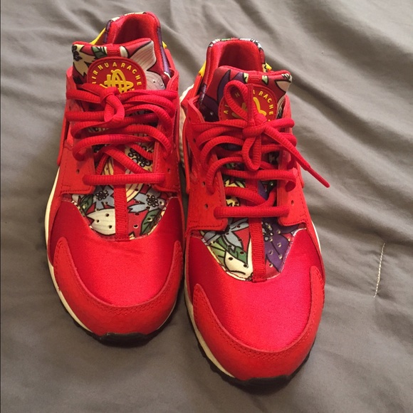 Size 7 in women's Nike Air Huaraches.