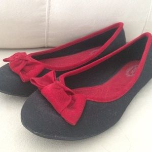 Black and red bow flats