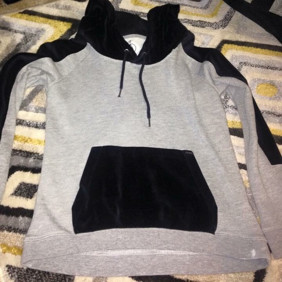 small volcom sweatshirt