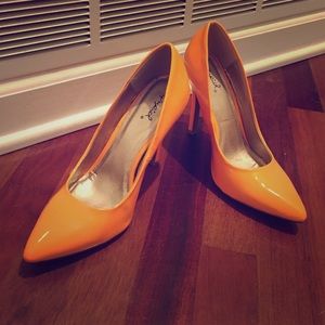 Never worn pair of stylish pumps
