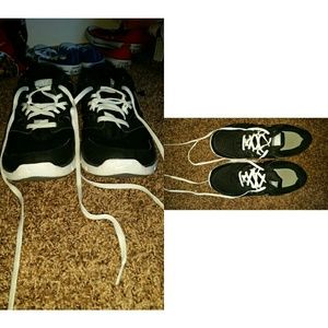 NIKE SHOES FITS A SIZE 8