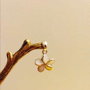 Sterling Silver & Mother of Pearl Flower Pendant!