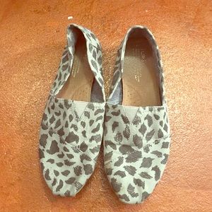 Gray patterned TOMS. Size 8