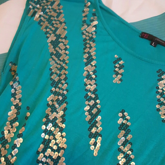 Cute top! - Picture 2 of 2