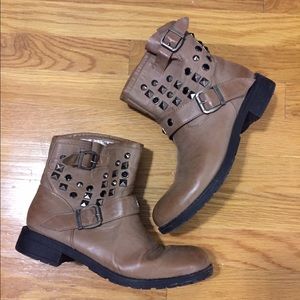 Super cute tan moto boots!