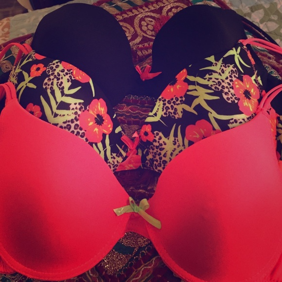 NEED TO GO !! Set of 3 size 36b bras.