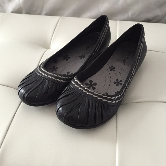 Bare Traps black flats