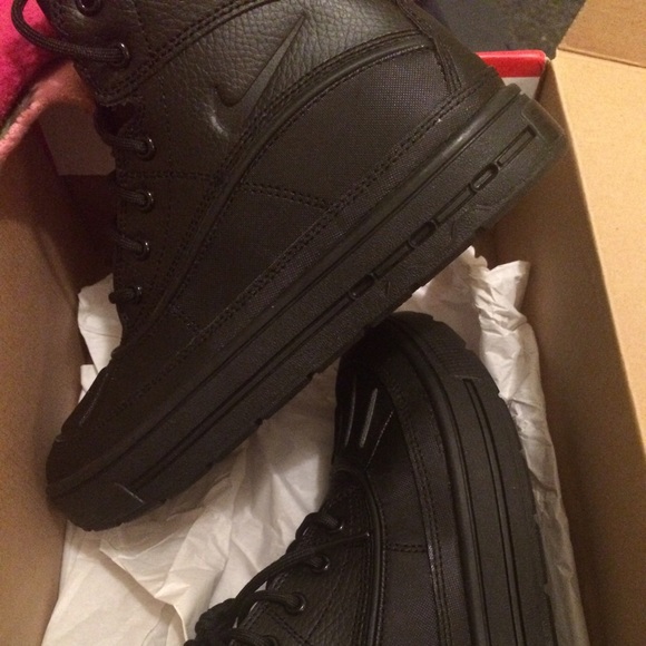 Nike black snow boots size 4Y