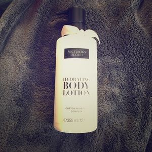VICTORIAS SECRET BODY LOTION ACAI SCENT.