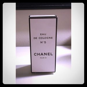 Chanel N•5 perfume