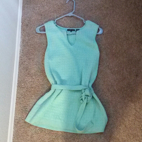 Sweater top sleeveless