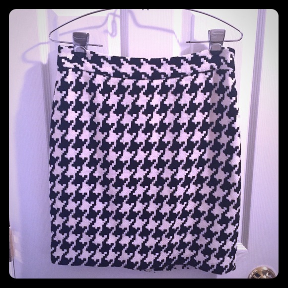 White House Black Market Houndstooth Skirk