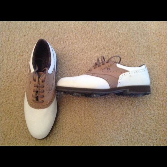 Womens golf shoes, size 7.