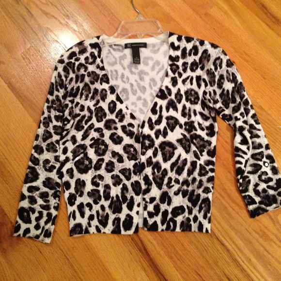 💰REDUCED 💰INC Button down sweater.