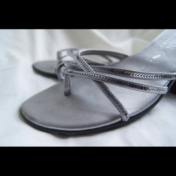 Classy silver shoes - Picture 2 of 4