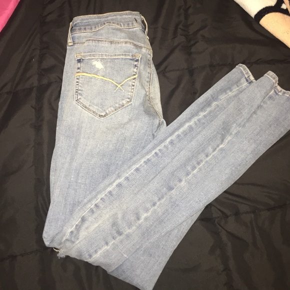 Bullhead black low waist distressed skinny jeans