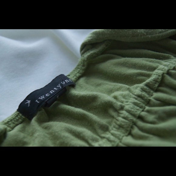 Cute green tank top - Picture 3 of 4