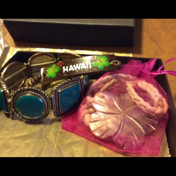 🌺🌸 Hawaii 🌺🌸 3 piece jewelry bundle!!!