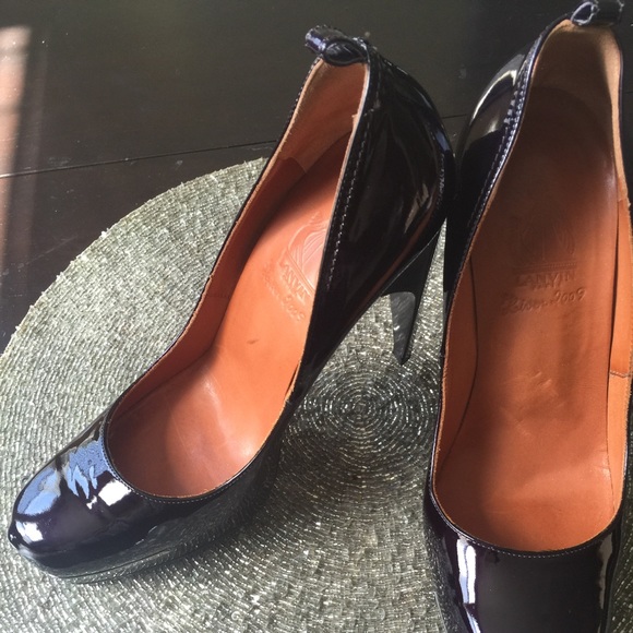 MAKE AN OFFER Lanvin pumps