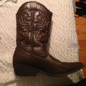 Stylish cowboy boots! Want them Gone! $25 obo