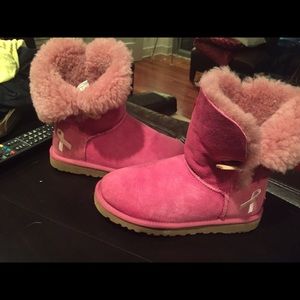 Pink Bailey button uggs 💕 cancer awareness !