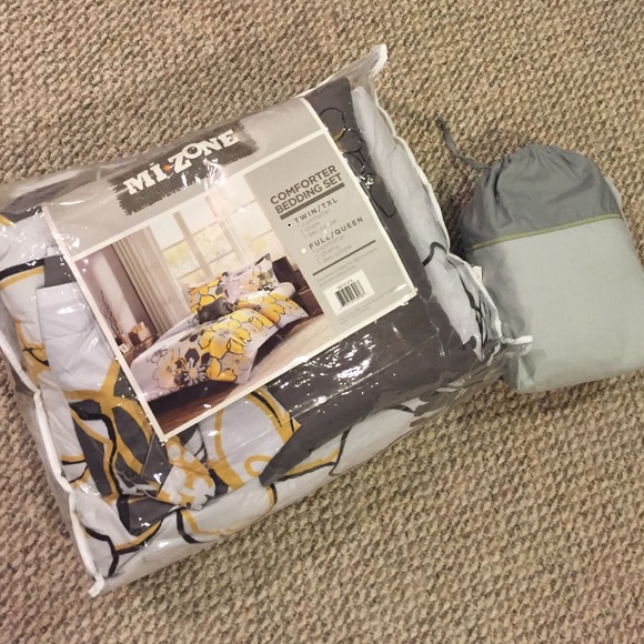 Dorm Room Comforter/Decor Pillow/Sheets