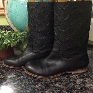 Scalloped pattern lucky leather boots