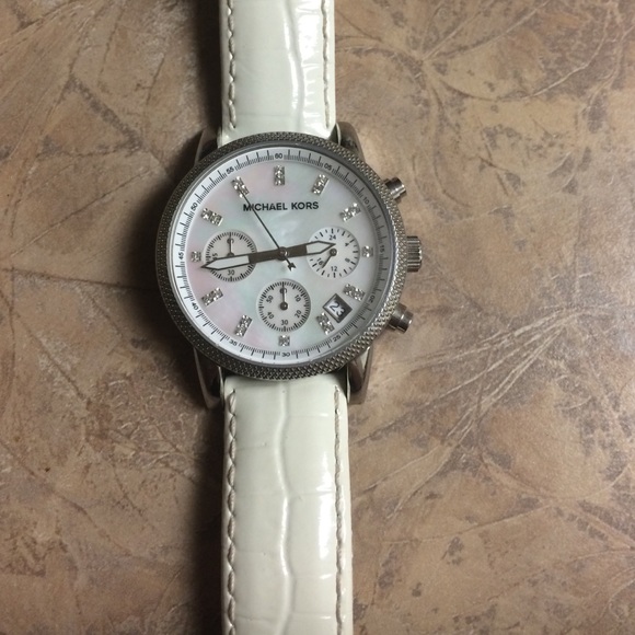 Michael Kors Pearl Watch - Picture 2 of 4