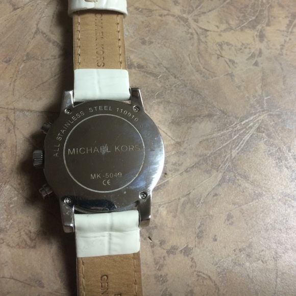 Michael Kors Pearl Watch - Picture 3 of 4