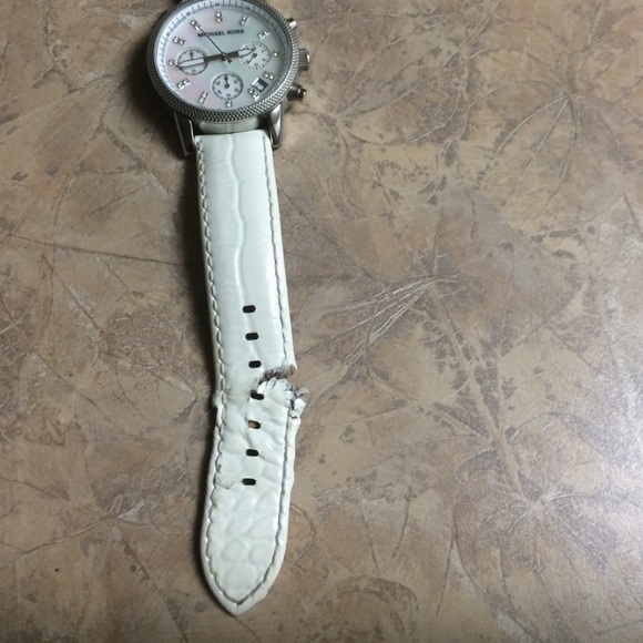 Michael Kors Pearl Watch - Picture 4 of 4