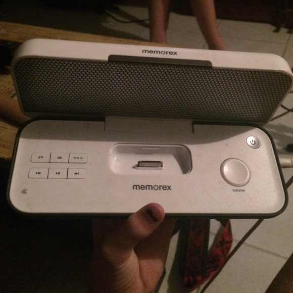 MEMOREX ipod or iPhone 4, 3, 2, 1 speaker