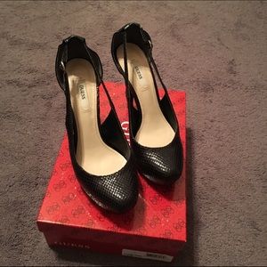 Guess Pumps