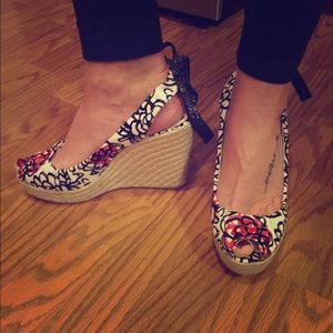 Coach- poppy wedges. White, black and red.